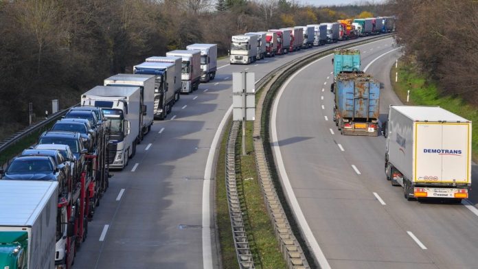 700 trucks waiting in line at Siret Border Crossing point, 600 trucks checked in past 24h