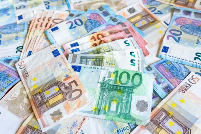 Euro trades at 4.9221 RON