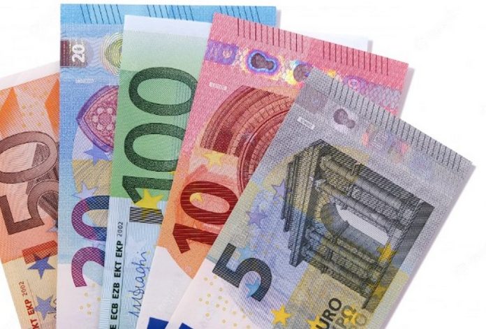 Euro trades at 4.9783 RON