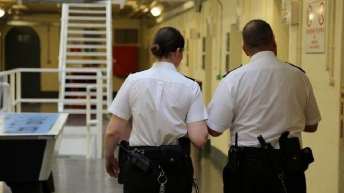 Prison officers block penitentiary activity by 