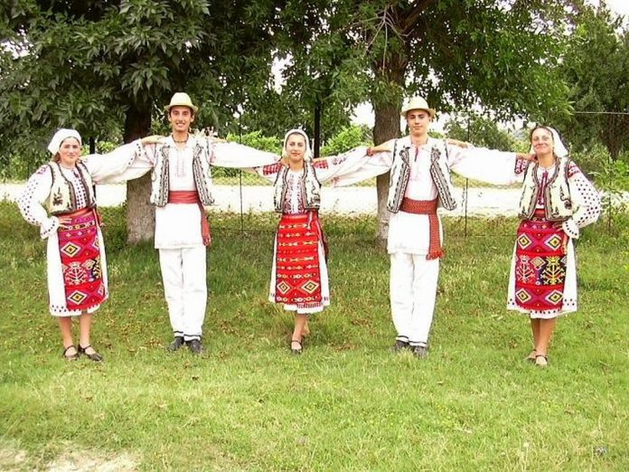 DANCE IN IE/ Buzau, a rich folk dowry area, with a multitude of folk costumes