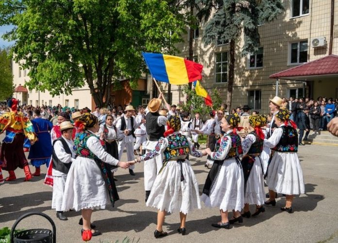 DANCE IN IE/ Young people in Bihor region, guided to discover beauty of folk dances and costumes