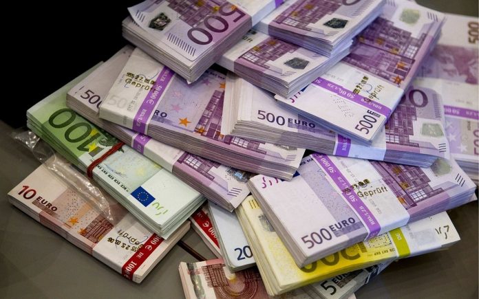 Euro trades at 4.9517 RON