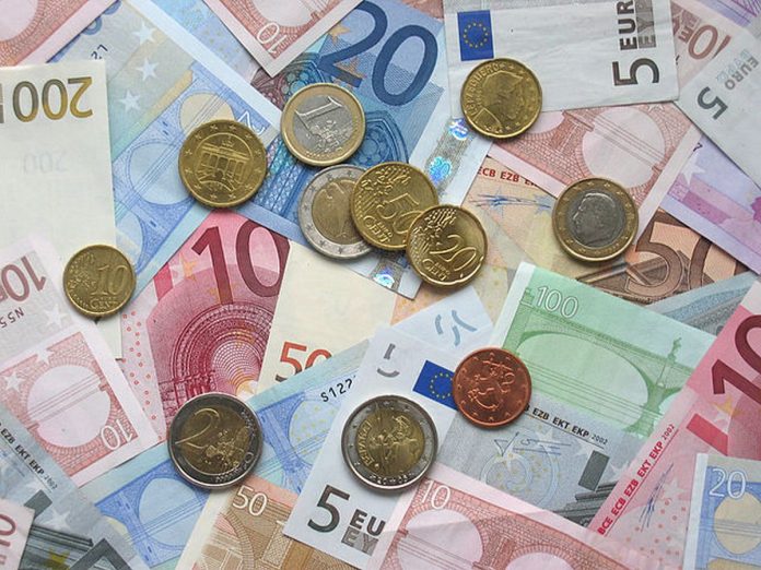 Euro trades at 4.9521 RON