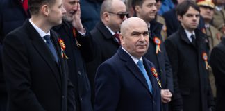 National Day/ Over 20,000 attend military parade in Alba Iulia, PM Ilie Bolojan also present